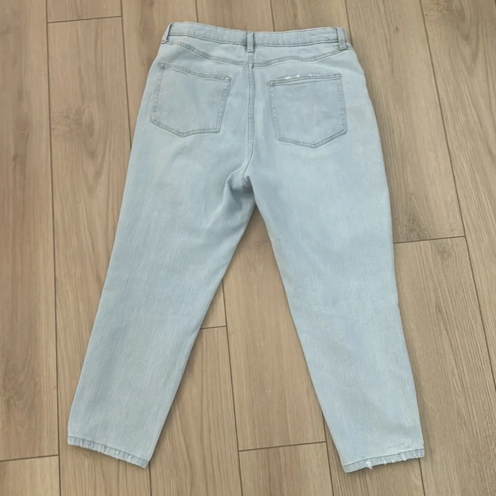 WILD FABLE Relaxed Fit Distressed Light Wash Jeans - Picture 3 of 5